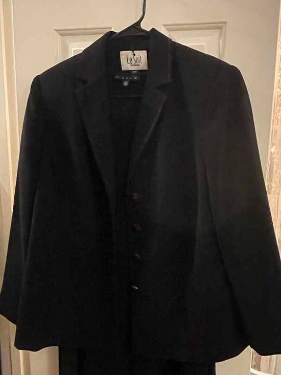 Le Suit Jackets & Blazers - Le Suit Women’s Black Blazer with Red Stitching on Trim